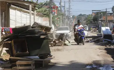 Belford Roxo (RJ) 16/01/2024 – Estragos e prejuízos aos moradores causados pelas chuvas em Belford Roxo, na Baixada Fluminense, que teve diversos pontos de alagamentos com a enchente do rio Botas. Foto: Fernando Frazão/Agência Brasil