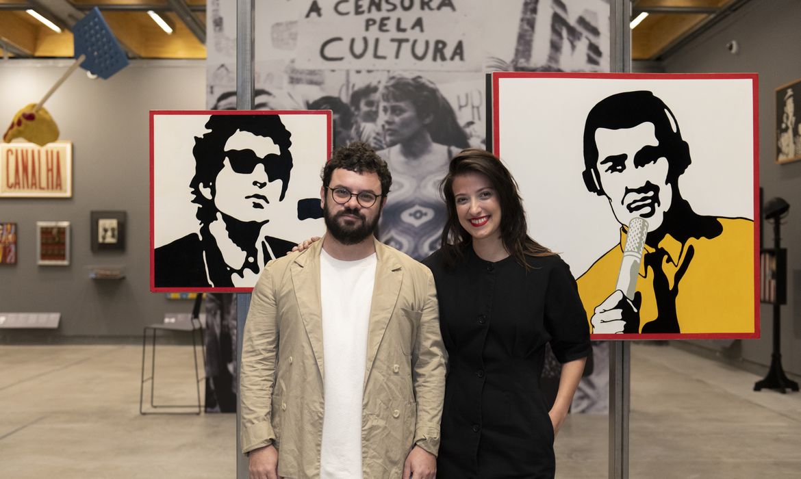 São Paulo (SP), 30/05/2025 - Curadores Yuri Quevedo e Pollyana Quintela na Pré Abertura Pop Brasil: vanguarda e nova figuração, 1960-70 na Pinacoteca Contemporanea. Foto: Levi Fanan/Divulgação