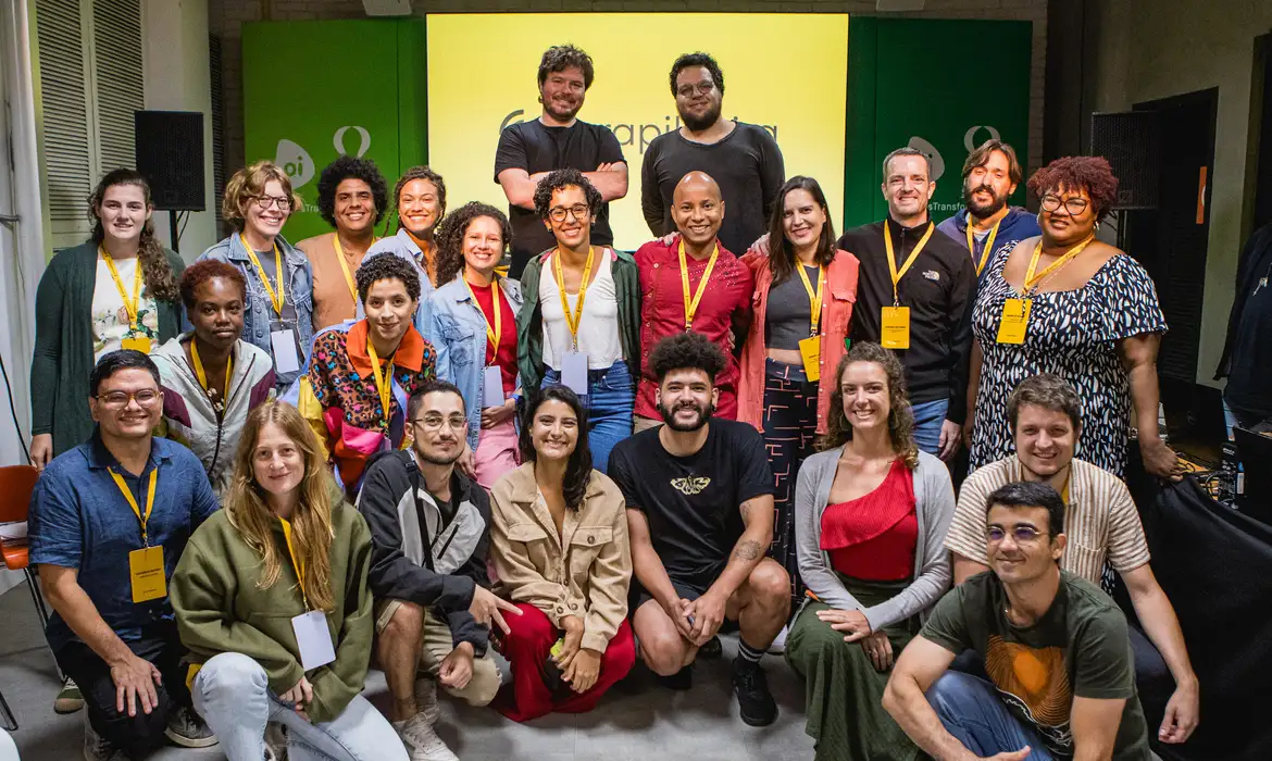 Serrapilheira dará até R$ 440 mil a podcasts liderados por pessoas negras que tenham a ciência na pauta. - A turma do Camp Serrapilheira: podcasts 2023 com os apresentadores do programa “Medo e delírio em Brasília”. Foto: Instituto Serrapilheira