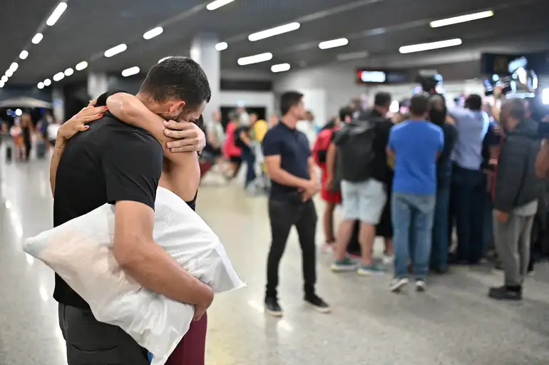 A Brazilian migrant, deported from the U.S. under President Donald Trump's administration, is welcomed by his relative at the Confins airport in Belo Horizonte, Brazil, January 25, 2025. Reuters/Washington Alves/Proibida reprodução