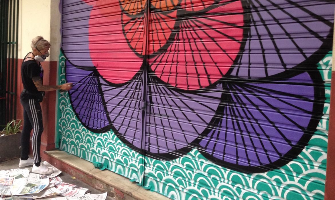 Artista substitui mensagens homofóbicas em posta de estabelecimento comercial no Rio