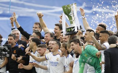 Jogadores do Real Madrid levantam troféu de campeão espanhol após vitória sobre o Espanyol
