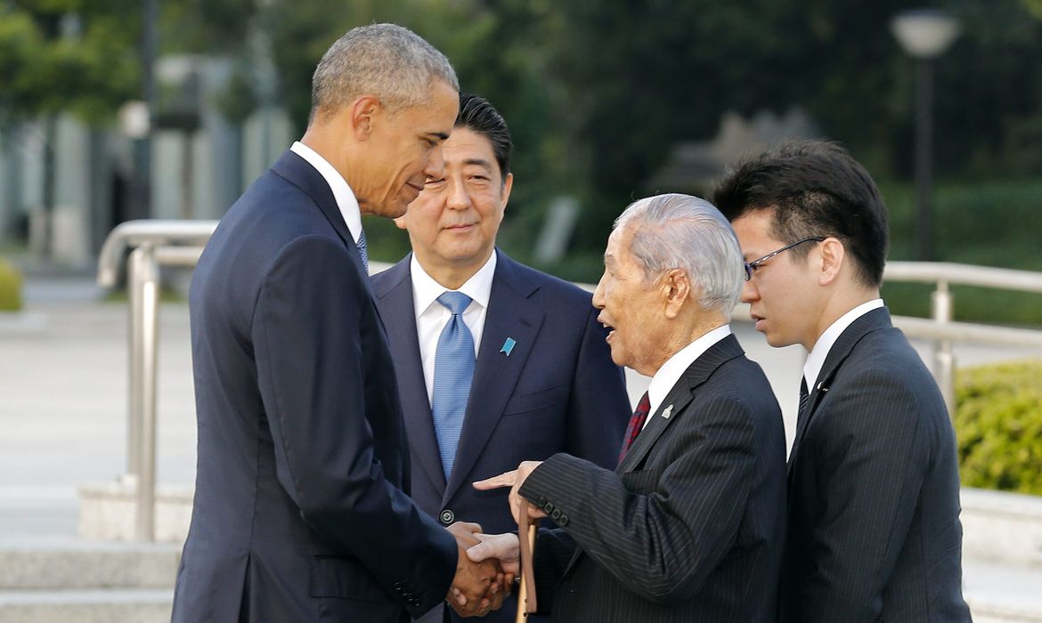 Obama cumprimenta sobrevivente da explosão em Hiroshima