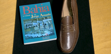 Conhecendo Museus mostra o par de sapato do escritor Jorge Amado exposto no Museu do Calçado