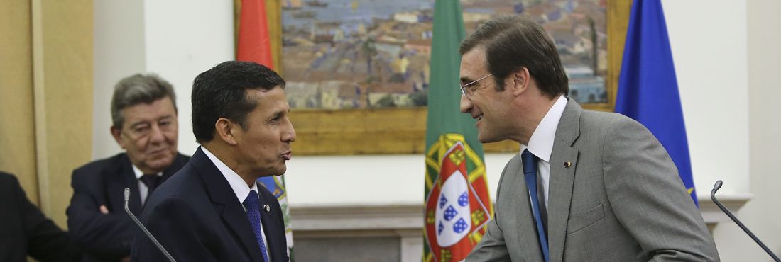 O presidente do Peru Ollanta Humala cumprimenta o primeiro-ministro português Pedro Passos durante visita para fortalecer relações diplomáticas entre os países