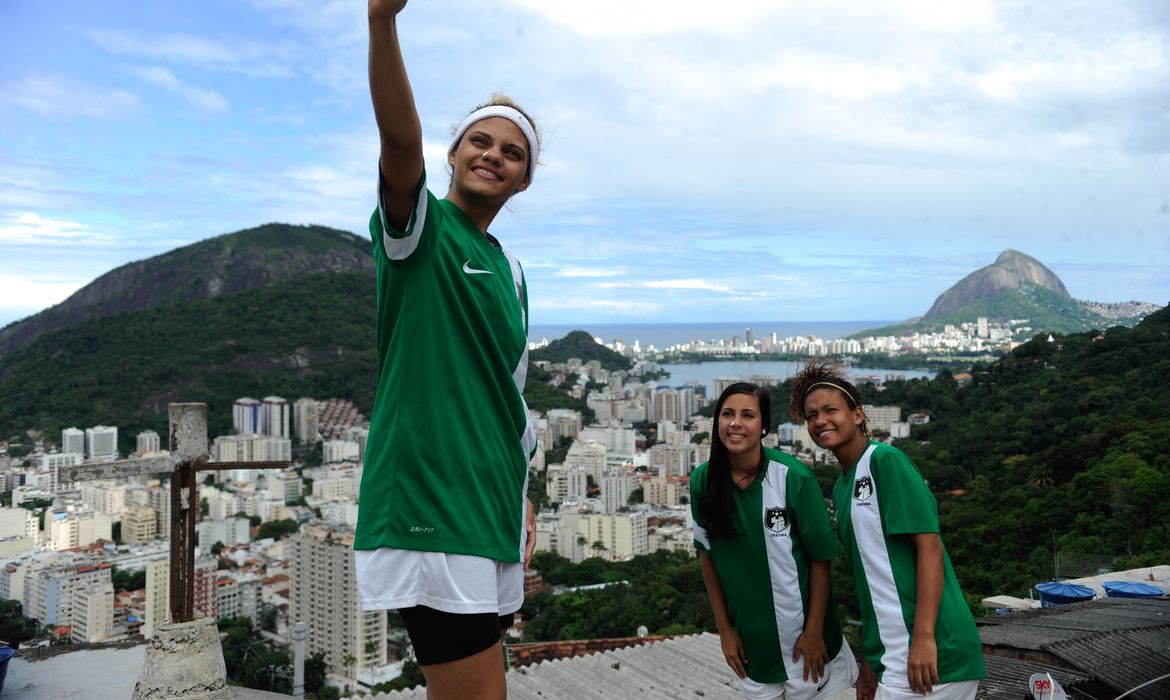 Times de futebol de favelas atingidas pela Copa do Mundo disputam a Copa Popular no pico do Morro Santa Marta, em Botafogo (Fenando Frazão/Agência Brasil)