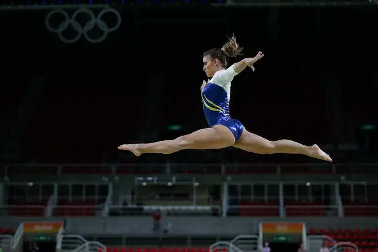 Rio de Janeiro - Jade Barbosa durante treino da seleção feminina de ginástica artística do Brasil, na Arena Olímpica dos Jogos Rio 2016  (Fernando Frazão/Agência Brasil)