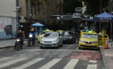 Drone com alto-falante é usado para evitar aglomerações na zona sul do Rio de Janeiro.
