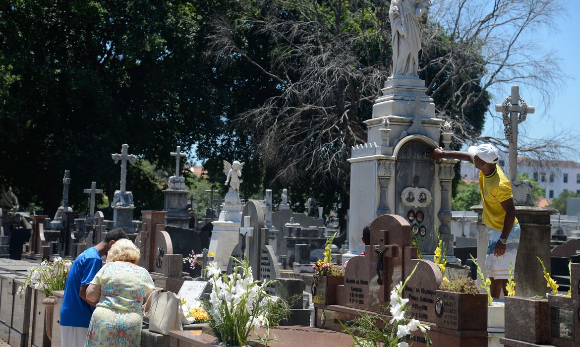 Rio de Janeiro - Cemitério do Caju tem intensa movimentação no dia de finados (Tomaz Silva/Agência Brasil)