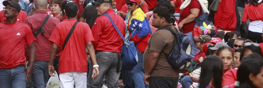 Venezuelanos participam de ato em apoio à Chávez no centro de Caracas
