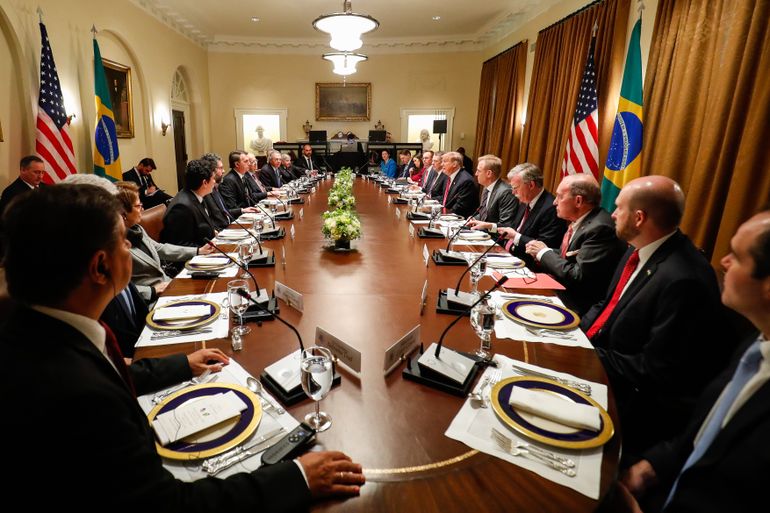 O presidente do Brasil, Jair Bolsonaro, durante reunião ampliada com o presidente dos EUA, Donald Trump, na Casa Branca, em Washington (EUA).