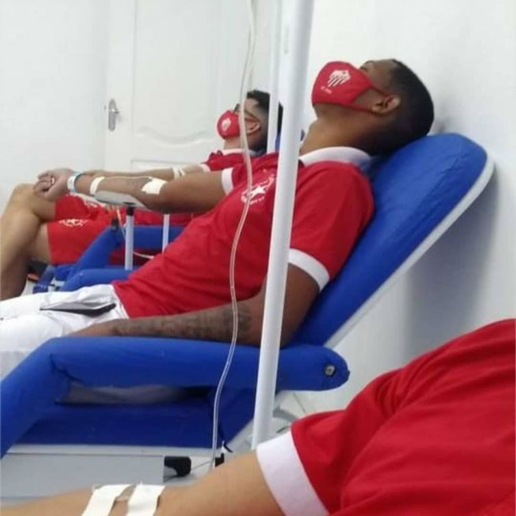 17 jogadores do Rio Branco-AC são internados com suspeita de intoxicação alimentar, e jogo contra Bragantino-PS pela Série D é adiado