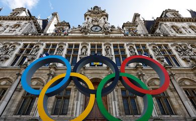 Anéis olímpicos em fachada de hotel em Paris
14/03/2023
REUTERS/Gonzalo Fuentes