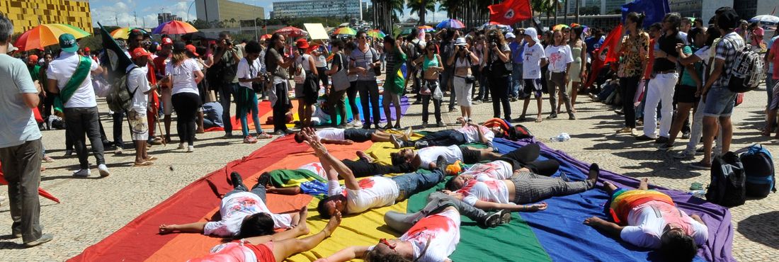 Os participantes da 4ª Marcha Nacional contra a Homofobia fizeram o ato para lembrar as estatísticas de assassinatos contra homossexuais no Brasil.
