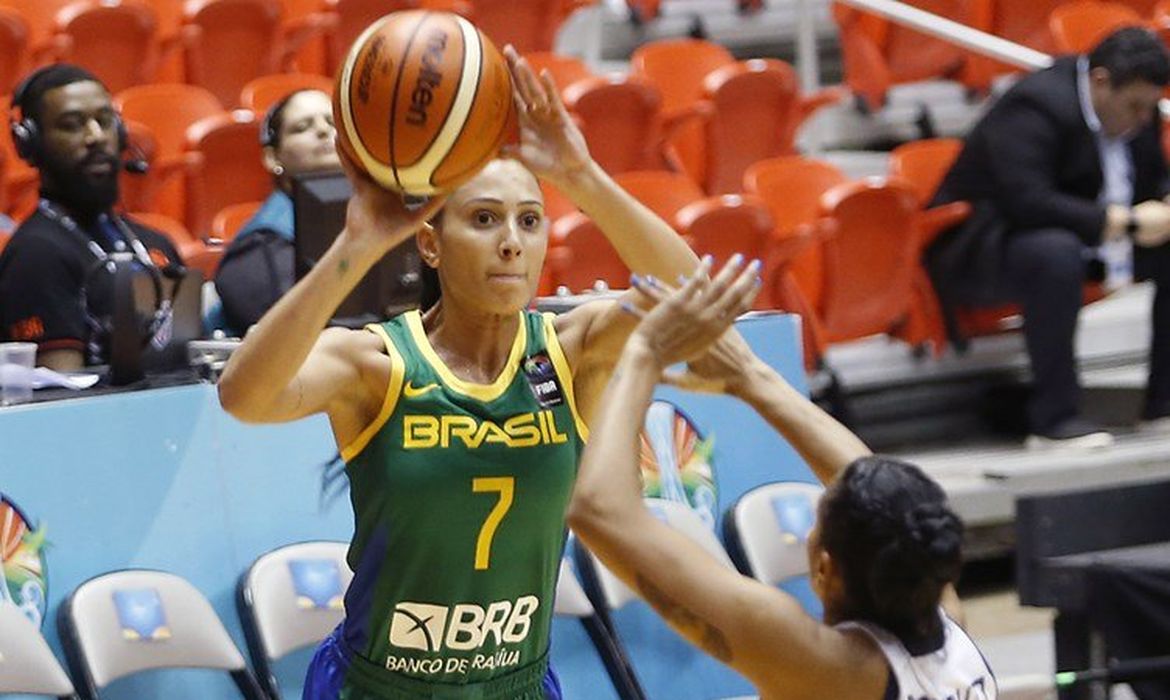 Brasil se recupera, vence Porto Rico no basquete feminino e mantém