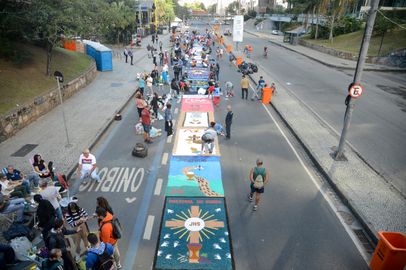 Rio de Janeiro (RJ), 30/05/2024 – Fiéis confeccionam os tradicionais tapetes de Corpus Christi no centro do Rio. Foto: Tomaz Silva/Agência Brasil