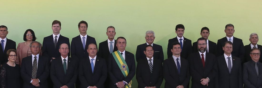 O presidente Jair Bolsonaro posa para foto oficial