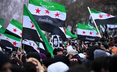 Síria- 08/12/2024 Pessoas comemoram, depois que os rebeldes sírios anunciaram que expulsaram Bashar al-Assad da Síria. Reuters/Ahmad Al-Kerdi/Proibida reprodução