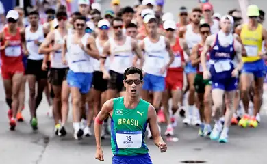 2024.08.01 - Jogos Olímpicos Paris 2024 - Marcha atlética 20km masculino - Caio Bonfim medalhista de prata. Na foto, Bonfim marcha durante a prova. - Foto Alexandre Loureiro/COB.