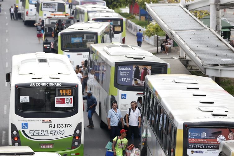 Rodoviários do Rio fazem paralisação. Vários ônibus ficam parados na Avenida Brasil com os pneus furados.