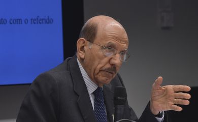 A Comissão Parlamentar de Inquérito da Petrobras, ouve o depoimento do ex-ministro da Controladoria-Geral da União (CGU) Jorge Hage (Antonio Cruz/Agência Brasil)