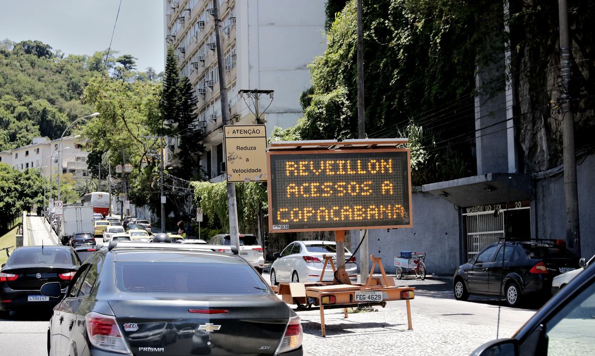 Aviso de interdição no trânsito durante os preparativos para o Réveillon na praia de Copacabana.