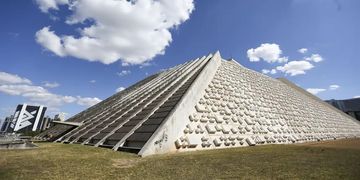 Relembre a construção do Teatro Nacional Claudio Santoro, em Brasília 