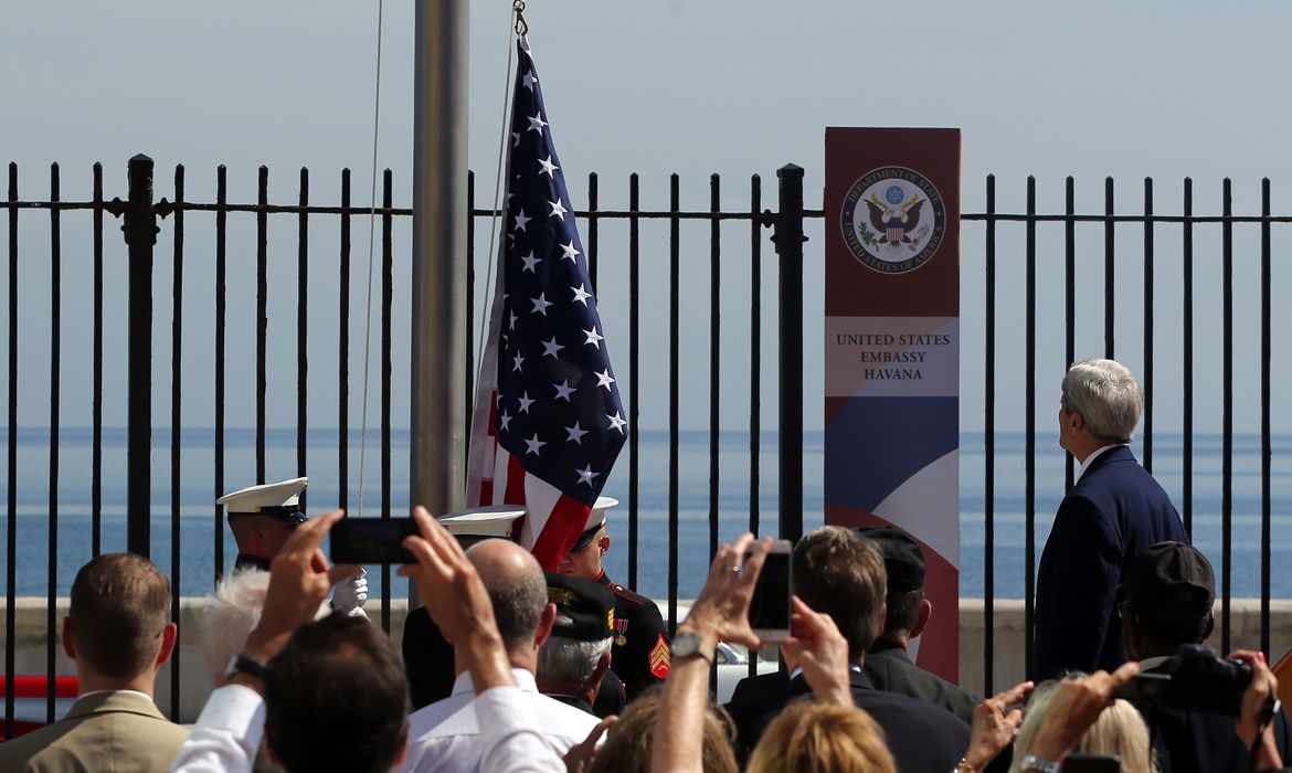 Bandeira dos Estados Unidos é hasteada na embaixada em Havana após 54 anos de rompimento de relações diplomáticas (Agência Lusa/Direitos Reservados)