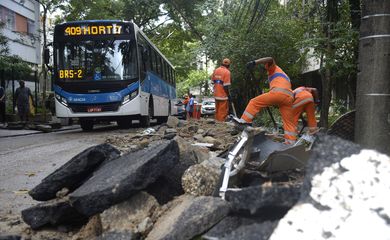  Ruas do Horto e Jardim Botânico, na zona sul da cidade, parcialmente destruídas pelas chuvas das últimas 48 horas na cidade.