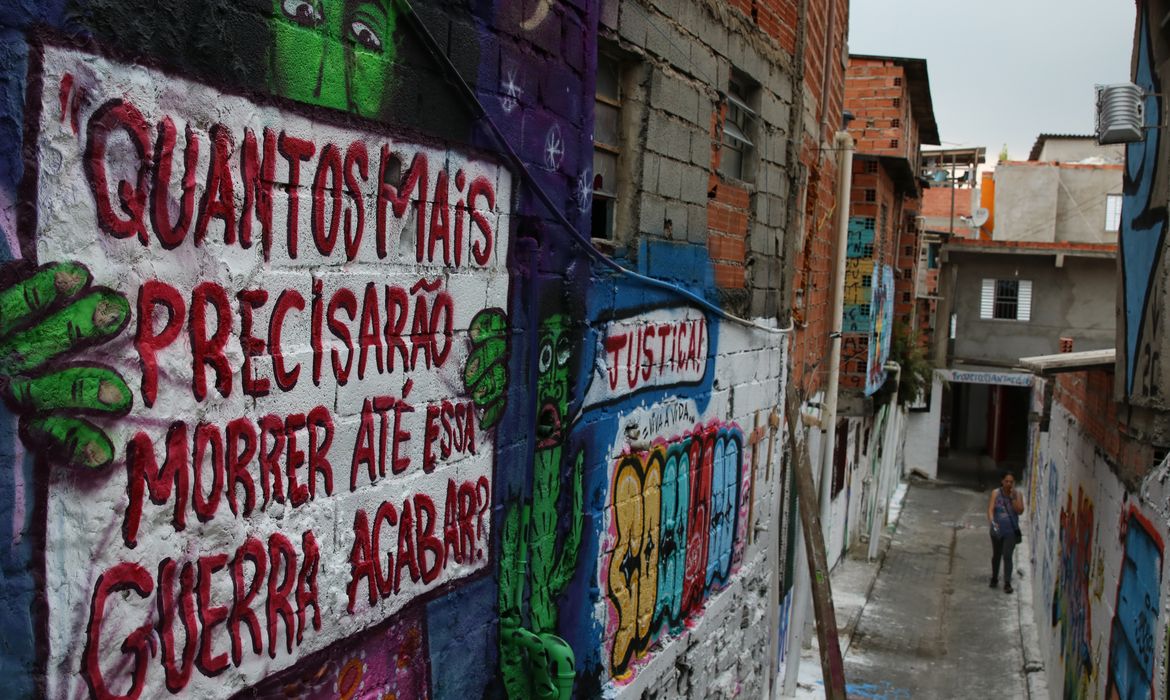  Beco é grafitado para homenagear os jovens mortos em Paraisópolis no ultimo domingo (1/12).