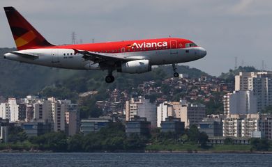 Um avião da Avianca sobrevoa a Baía de Guanabara enquanto se prepara para aterrissar no aeroporto Santos Dumont, no Rio de Janeiro
