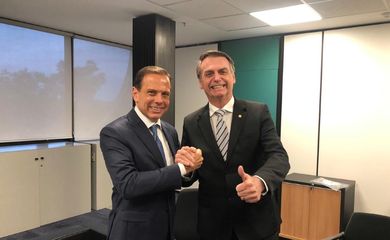 O presidente eleito Jair Bolsonaro recebe João Doria, governador eleito de São Paulo, no gabinete de transiçãop, em Brasília. 