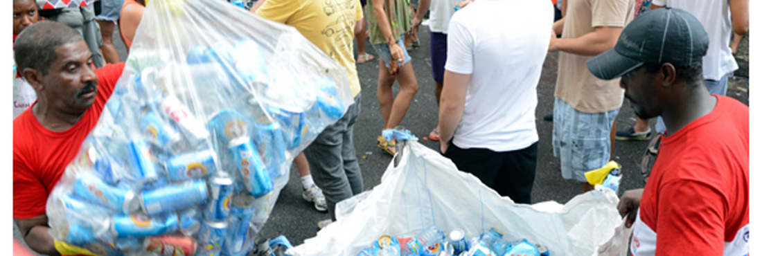ONG recolhe o lixo no Carnaval de rua do Rio de Janeiro