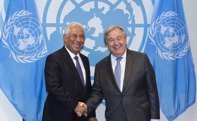 O primeiro-ministro português António Costa (E), durante encontro com o secretário-geral da ONU, António Guterres, em Nova York. 