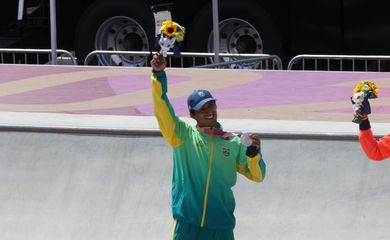 Primeira medalha brasileira na Olimpíada de Tóquio é a prata de Kelvin Hoefler no skate street.
