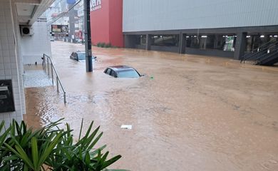 Chuvas em SC deixam quatro cidades em emergência. Na foto, Itajaí é uma das mais atingidas.