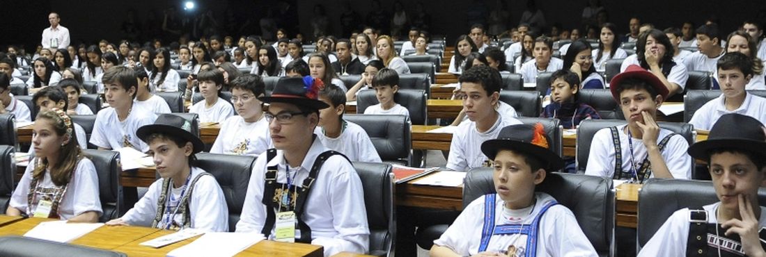 Mais de 400 estudantes do ensino fundamental de escolas públicas e privadas participaram do projeto Câmara Mirim, em 2011