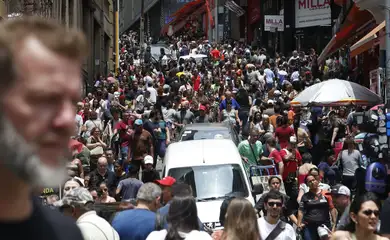 São Paulo SP 03/11/2023 Movimento na Ladeira Porto Geral com a Rua 25 de Março, após o feriado de Finados. Foto: Paulo Pinto/Agência Brasil