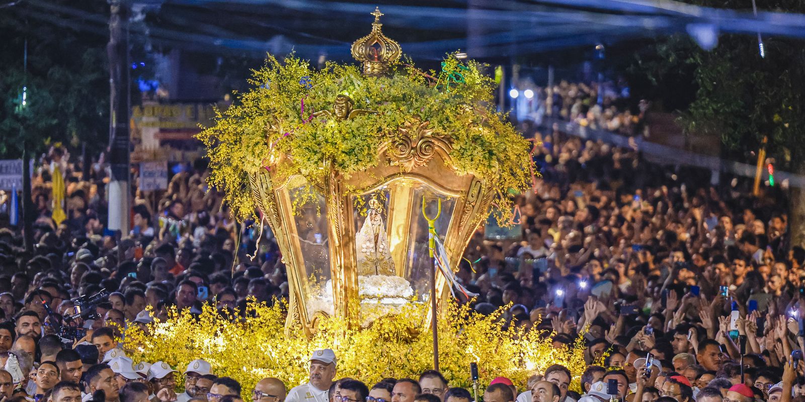 Manto da Virgem de Nazaré quase pronto para o Círio em Belém, destacando a fé e a cultura paraense