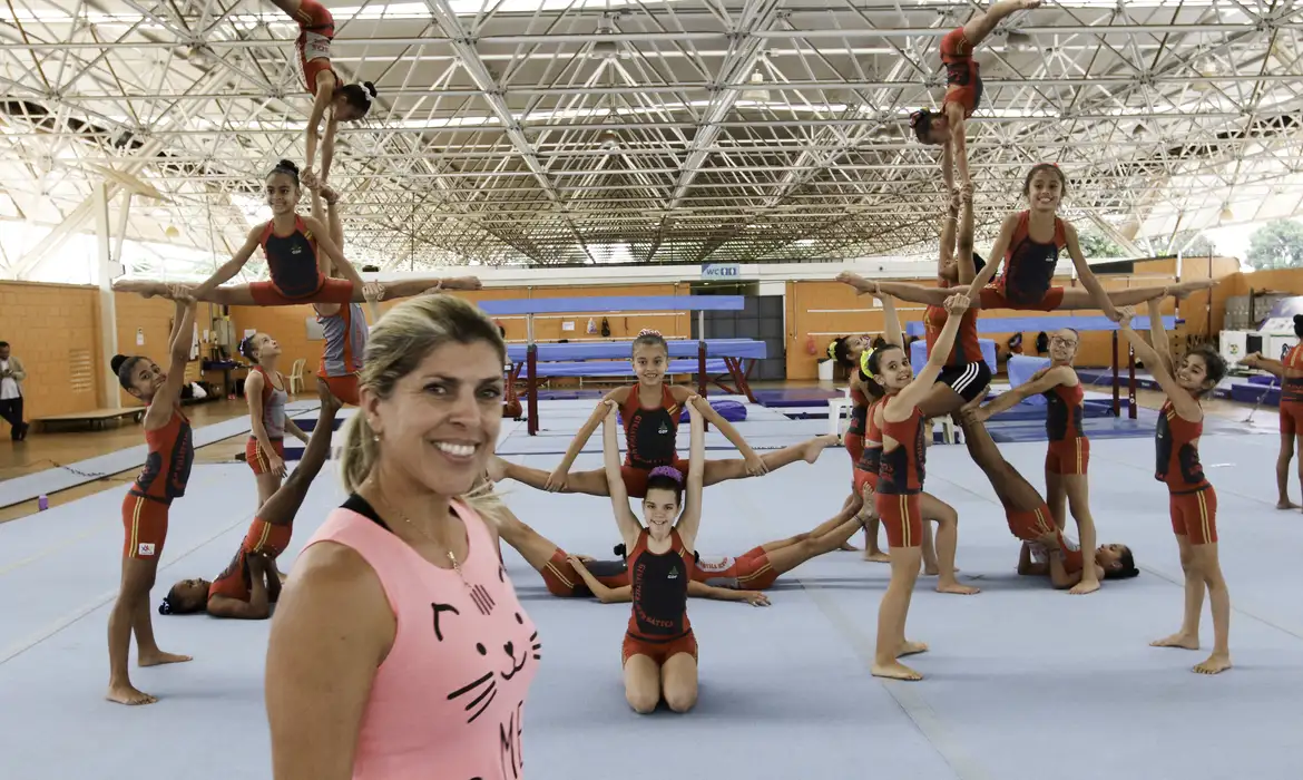 Equipe brasiliense de ginástica acrobática que ganhou várias medalhas nos Estados Unidos, posa para fotos com sua técnica, Márcia Janete.