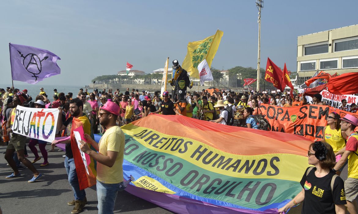 Durante a manhã de hoje (28), dezenas de manifestantes percorreram toda a orla da praia de Copacabana em protesto contra a Copa do Mundo e a favor dos direitos da comunidade gay (Tomaz Silva/Agência Brasil)