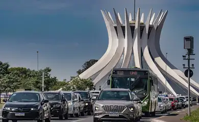 Brasília (DF), 11/10/2023, Movimento de automóveis nas ruas de Brasília.  Foto: Rafa Neddermeyer/Agência Brasil