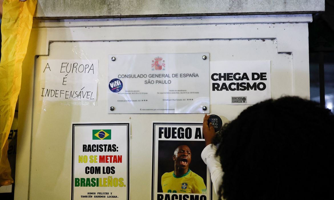 Manifestantes protestam contra ofensas racistas feitas ao jogador do Real Madrid Vinícius Jr. no Consulado Geral da Espanha em São Paulo
23/05/2023 REUTERS/Amanda Perobelli