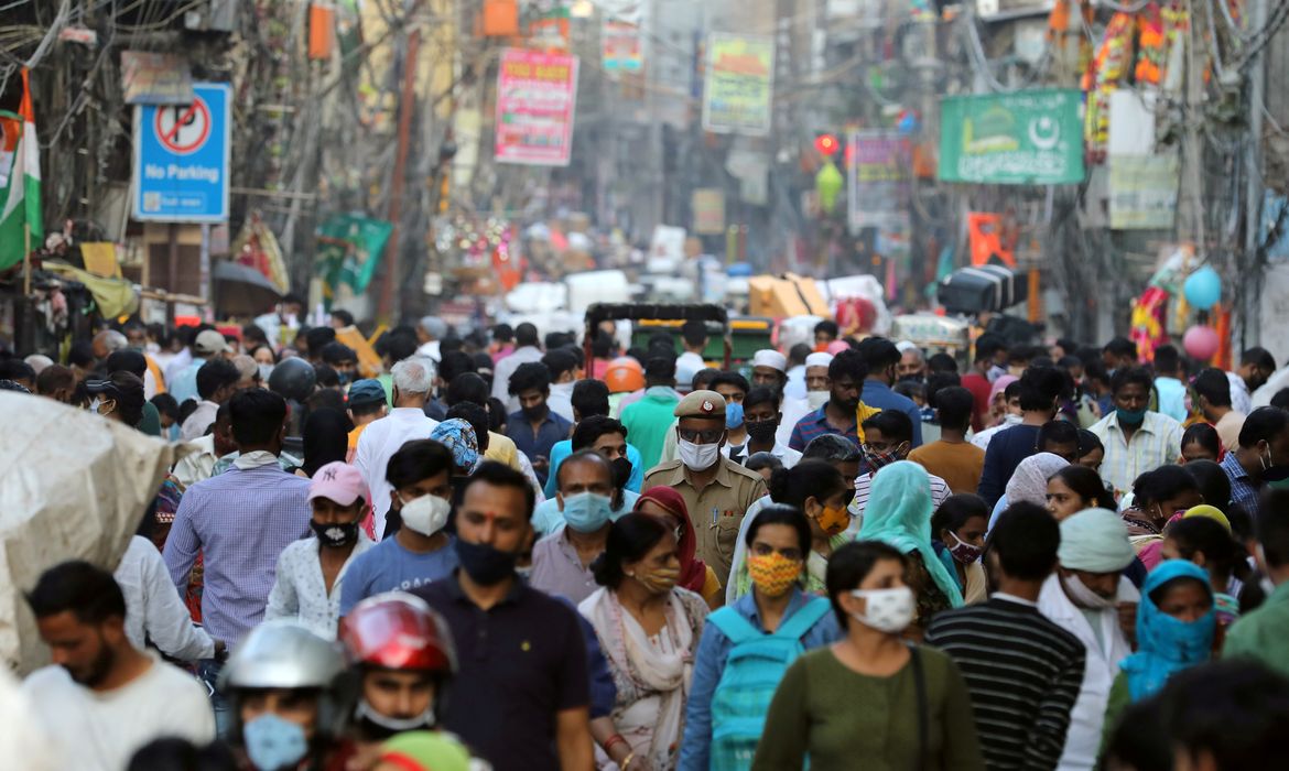 Pessoas em mercado em meio à pandemia de Covid-19 em Délhi, na Índia