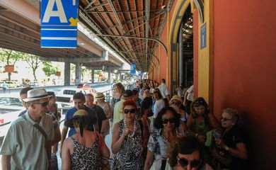 Rio de Janeiro – Aproximadamente 20 mil turistas desembarcam de seis transatlânticos no Pier Mauá, zona portuária (Tânia Rêgo/Agência Brasil