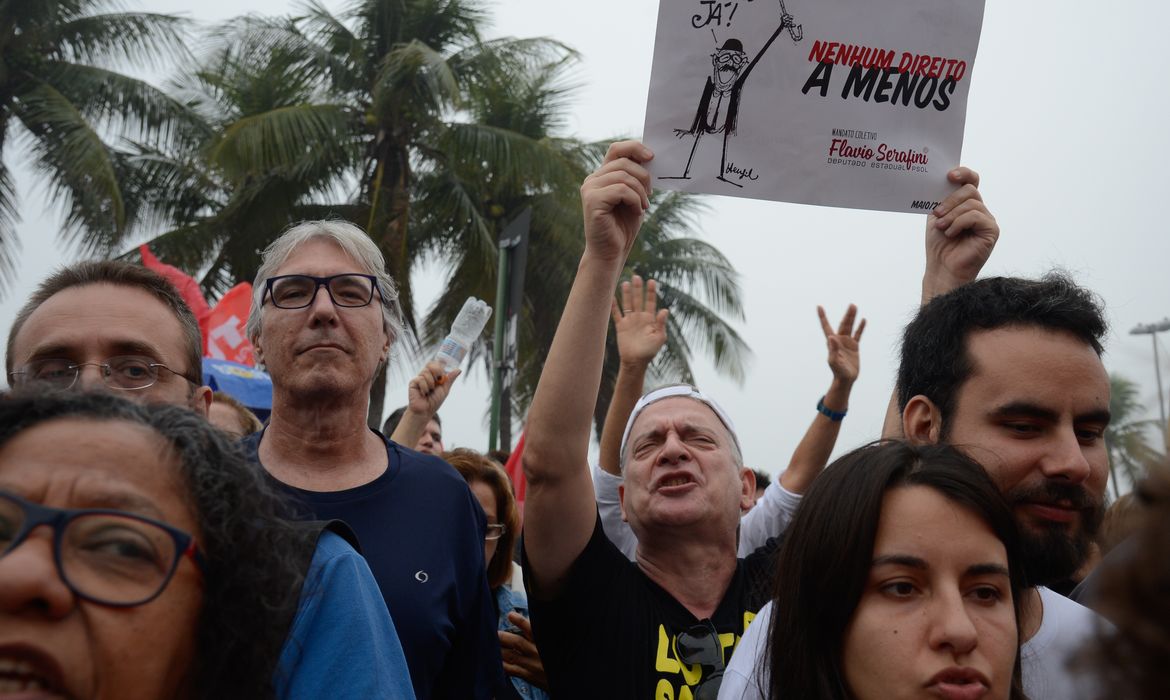 Rio de Janeiro - Uma manifestação na Praia de Copacabana reúne desde o início da tarde de hoje (28) milhares de pessoas pedindo a realização de eleições diretas (Tânia Rêgo/Agência Brasil)