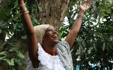 A dançarina Elis Trindade é rainha do Maracatu Ouro do Congo, da família de Solano Trindade, em Embu das Artes.