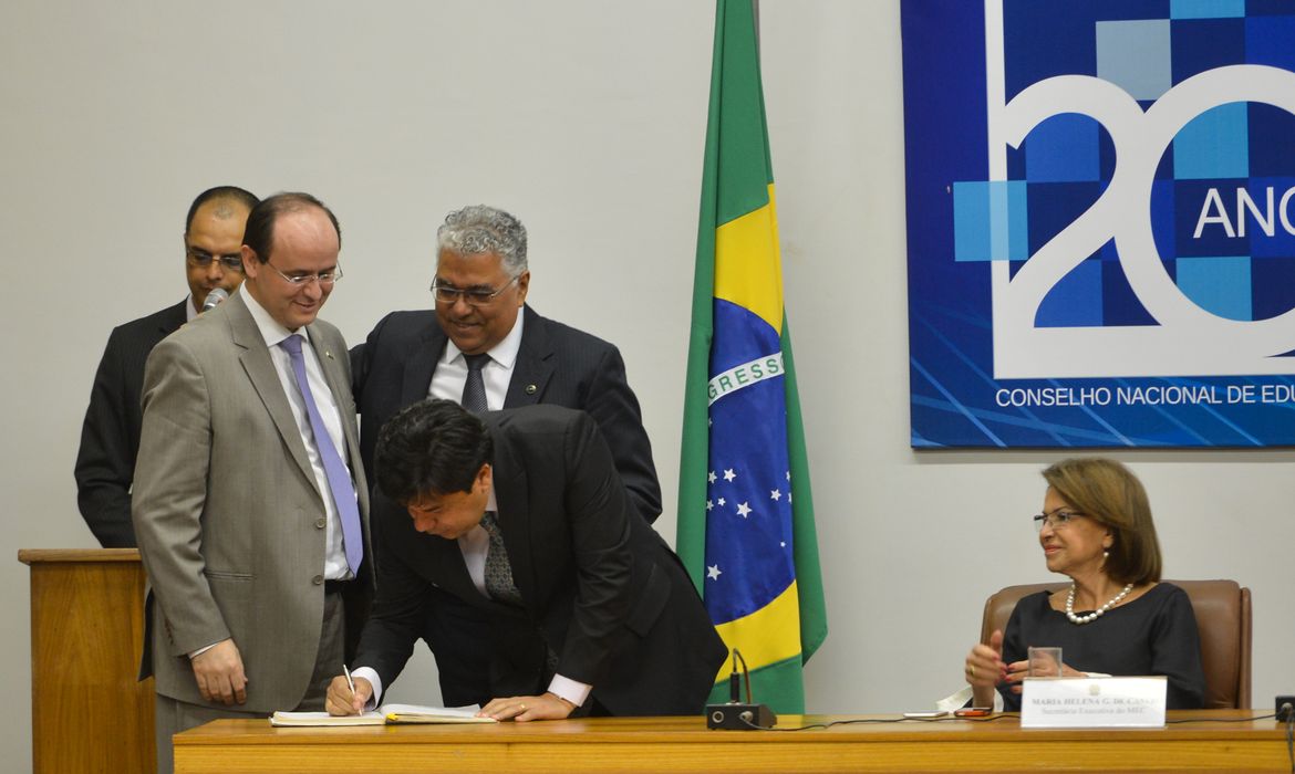 Brasília - O ministro da Educação, Mendonça Filho, dá posse aos novos membros do Conselho Nacional de Educação (Antônio Cruz/Agência Brasil)