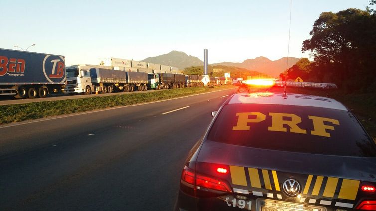 Fila de caminhões bloqueando uma das duas faixas da pista sentido São Paulo da BR-116, em Quatro Barras (PR)