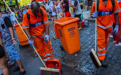Garis da Comlurb recolhem lixo deixado nas ruas por foliões